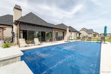 Pool with insulation blanket