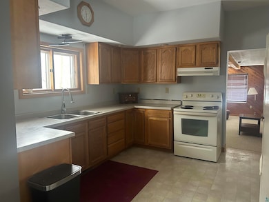 Kitchen with white range with electric cooktop, ce