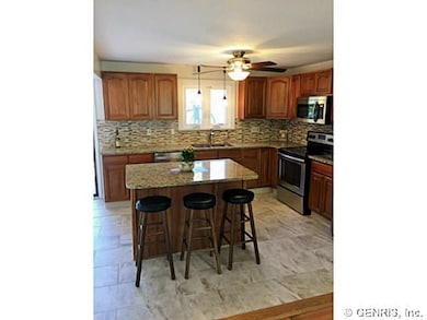 Kitchen. Granite Island with breakfast bar.