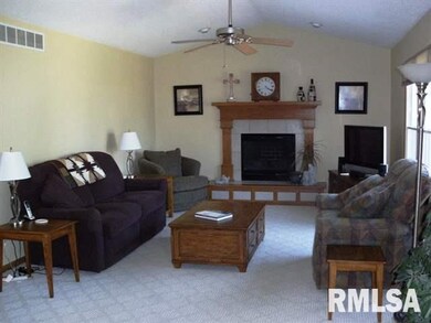 704 N Meadows Ct, Davenport, IA 52806 - photo 4
