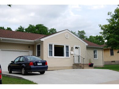 Adorable Shakopee Rambler! Vinyl siding & nice roo