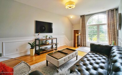 (5) Living Room
