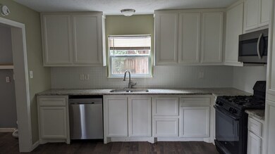 1103 W Willis St, Alvin, TX 77511 - photo 4