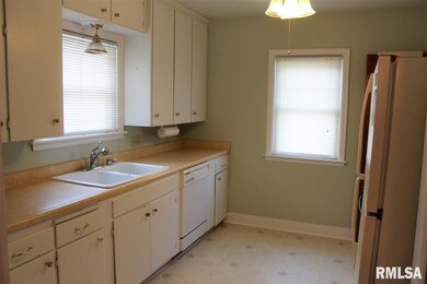 216 Dixwell Ct, Davenport, IA 52802 - photo 4