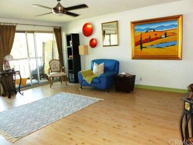 Spacious Living room with 2 sliding doors to Balco