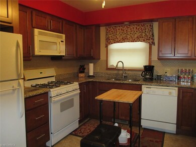Spacious modern kitchen - appliances will remain i