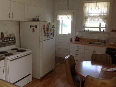 APPLIANCES INCLUDED - PERGO FLOORS