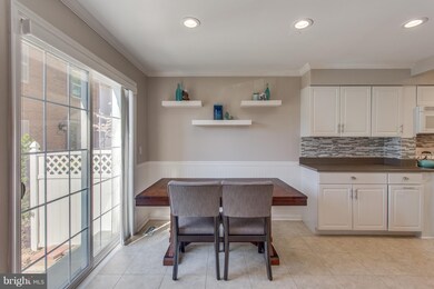 1346 Chetworth Ct, Alexandria, VA 22314 - photo 3