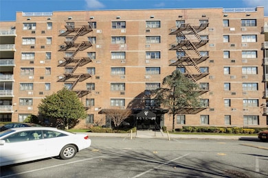 Lindenwood Village Section C unit 2M, Howard Beach, NY 11414 - photo 2