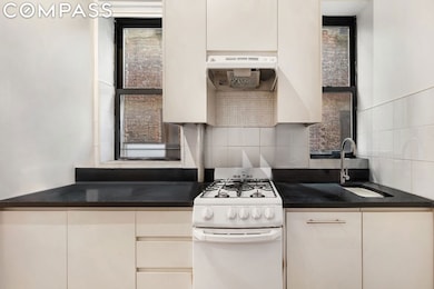 28 Perry St unit 4E, New York, NY 10014 - photo 7