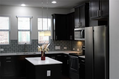 Kitchen with appliances with stainless steel fini