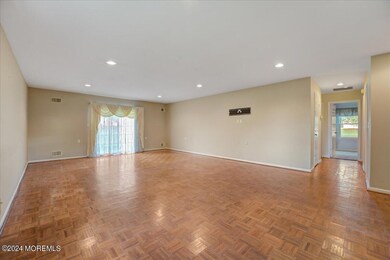 LIVING ROOM/DINING ROOM