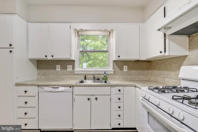 3042 Winter Pine Ct, Fairfax, VA 22031 - photo 5