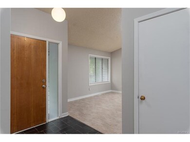 Open Foyer, 5'3