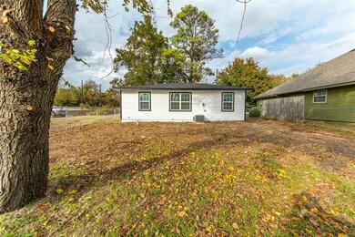 1032 W Coffin St, Denison, TX 75020 - photo 6