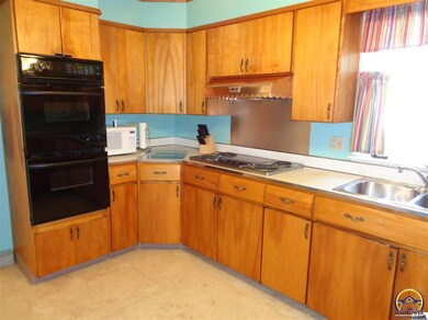 723 SW Cambridge Ave, Topeka, KS 66606 - photo 3