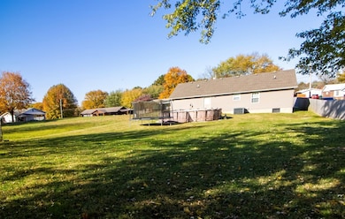 642 Outer Sugg St, Madisonville, KY 42431 - photo 2