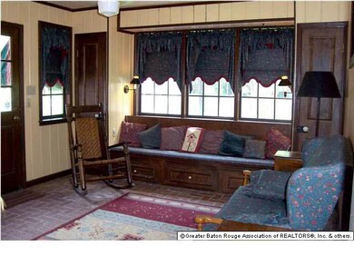 CUTE SUNROOM WELCOMES GUESTS THROUGH SIDE ENTRY