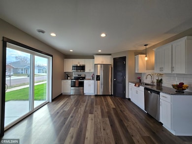 *ACTUAL BUILD* Eat In Kitchen