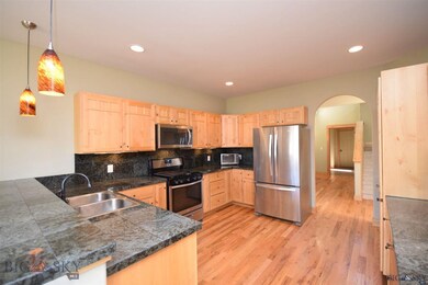 Big kitchen w lots of storage