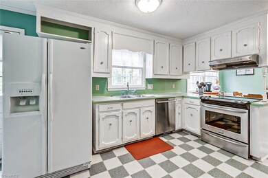 1061 Oakmont Dr, Asheboro, NC 27205 - photo 4