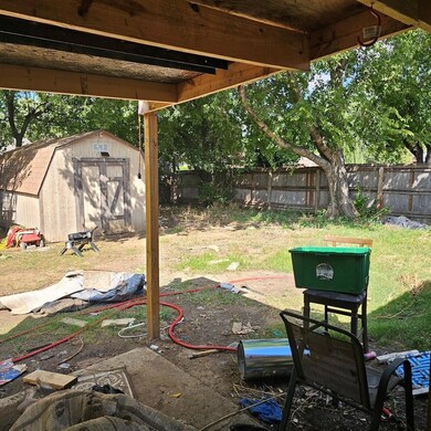 View of yard featuring a shed