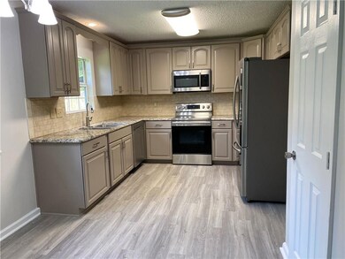 EAT-IN KITCHEN FEATURES NEW SS APPLIANCES INCLUDIN
