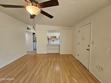 10421 Livingroom to kitchen