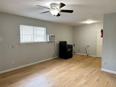 8010 Roswell St unit 1, Houston, TX 77022 - photo 3