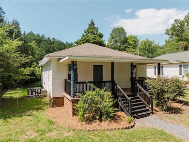 View of front facade featuring a front lawn and co