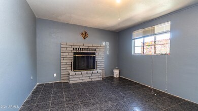2040 N 40th Dr-5