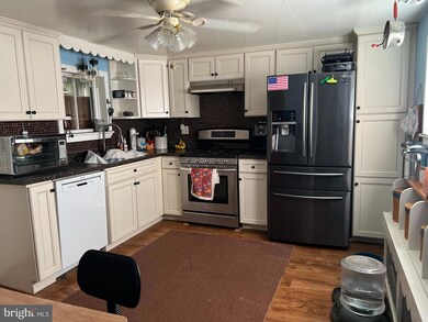 63 S Laurel Ave, Berkeley Springs, WV 25411 - photo 7