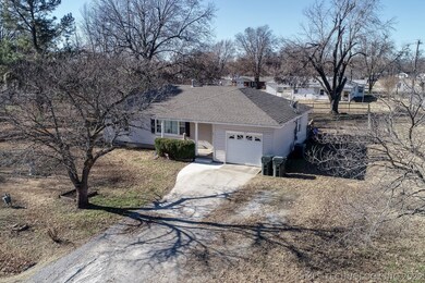 827 N Sioux Ave, Claremore, OK 74017 - photo 3