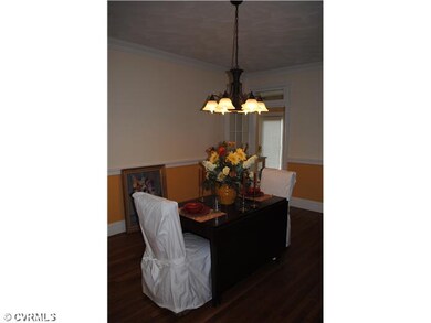 Dining Room - Large fromal dining room with hardwo