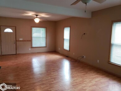 419 E 2nd St S, Newton, IA 50208 - photo 3