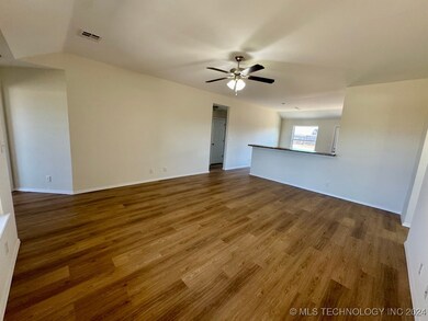 14885 S Hickory Place, Glenpool, OK 74033 - photo 2