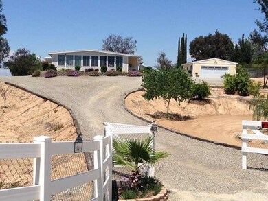 Plenty of driveway and turn around area for horse 