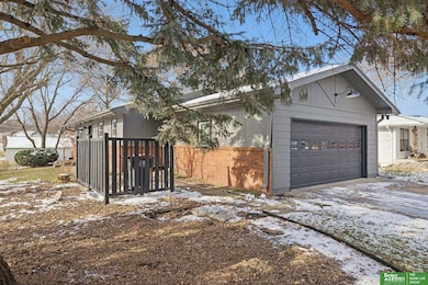 1320 Darwin St, Beatrice, NE 68310 - photo 2