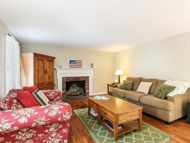 005-Living_Room-5443641-medium4x3