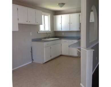 49 Hamilton St, Springfield, MA 01119 - photo 2
