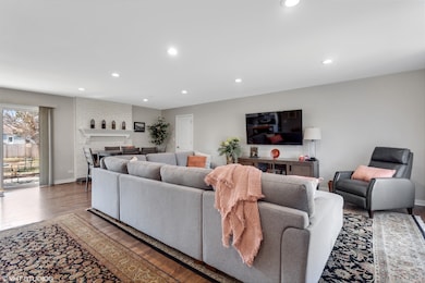 1915 Farmington Ct, Naperville, IL 60565 - photo 3