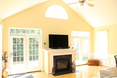 Family Room, 20’ x 16’, hardwood flo
