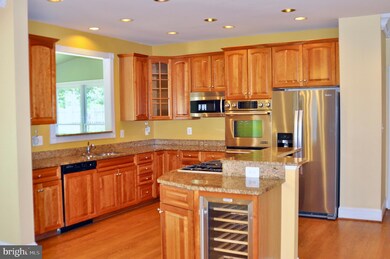 3713 Stonewall Manor Dr, Triangle, VA 22172 - photo 3