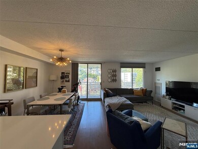 Admiral's Walk unit SO504, Edgewater, NJ 07020 - photo 4