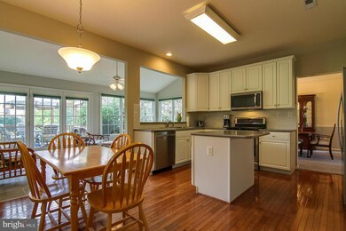 10808 Crippen Vale Ct, Reston, VA 20194 - photo 5