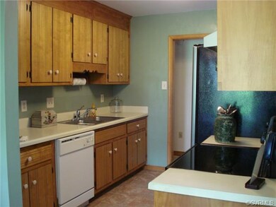 Spotless Kitchen with Double sink adjoins Dining R