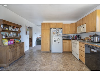 842 NE Center St, Sheridan, OR 97378 - photo 3