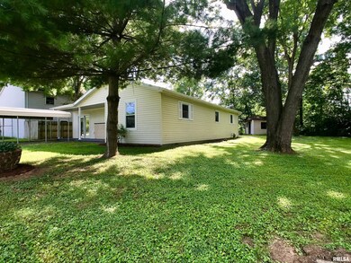129 S Shaw St, Harrisburg, IL 62946 - photo 2