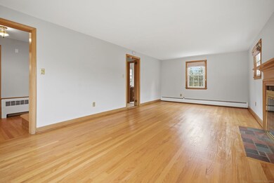 215 Pine Ln, Wethersfield, CT 06109 - photo 5