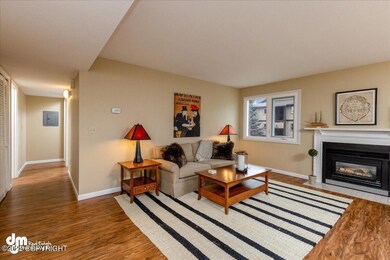 Living Room w Gas Fireplace